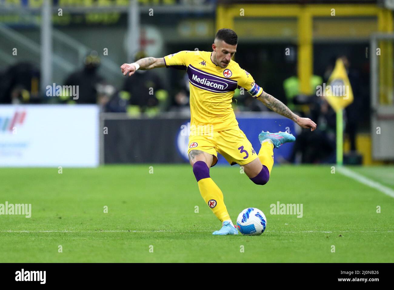 Cristiano Biraghi de l'AFC Fiorentina contrôle le ballon pendant la série Un match entre le FC Internazionale et l'ACF Fiorentina au Stadio Giuseppe Meazza le 19 mars 2022 à Milan, Italie. Banque D'Images