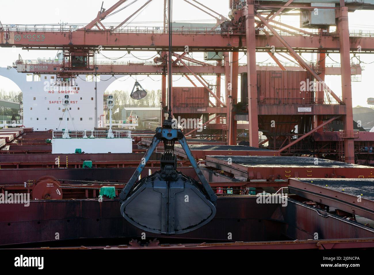 Allemagne, Hambourg, terminal portuaire Hansaport, importation de charbon dur et de minerai pour les aciéries et centrales électriques allemandes, le charbon est importé de Russie, de Colombie, du Canada, d'Australie et d'autres Banque D'Images