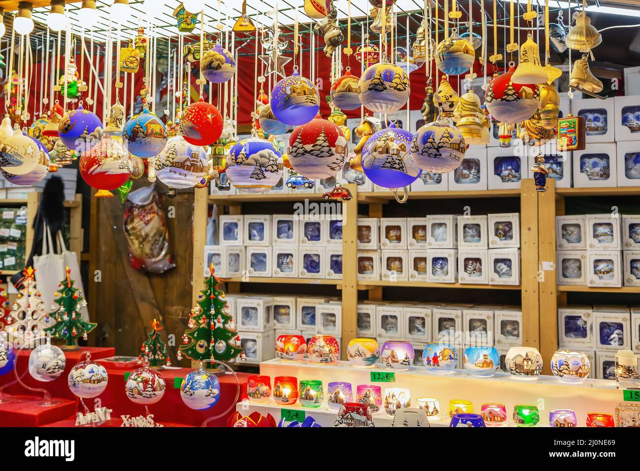 Jouets et décorations sur le marché de Noël, Allemagne Banque D'Images