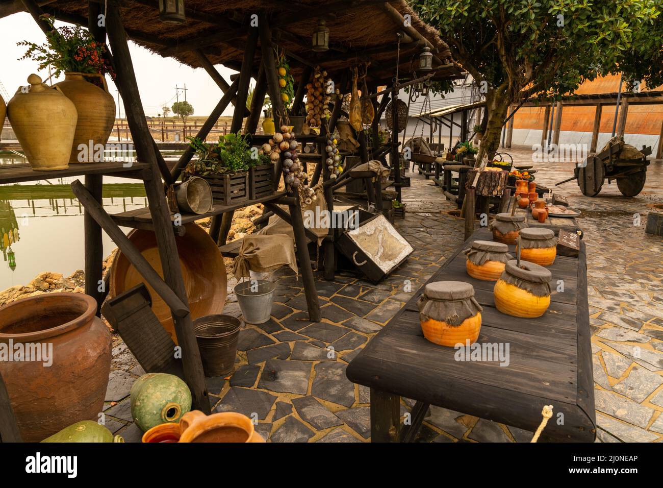 Palos de la Frontera, Espagne - 16 mars 2022 : exposition des stands de marché du musée Christophe Colomb Banque D'Images