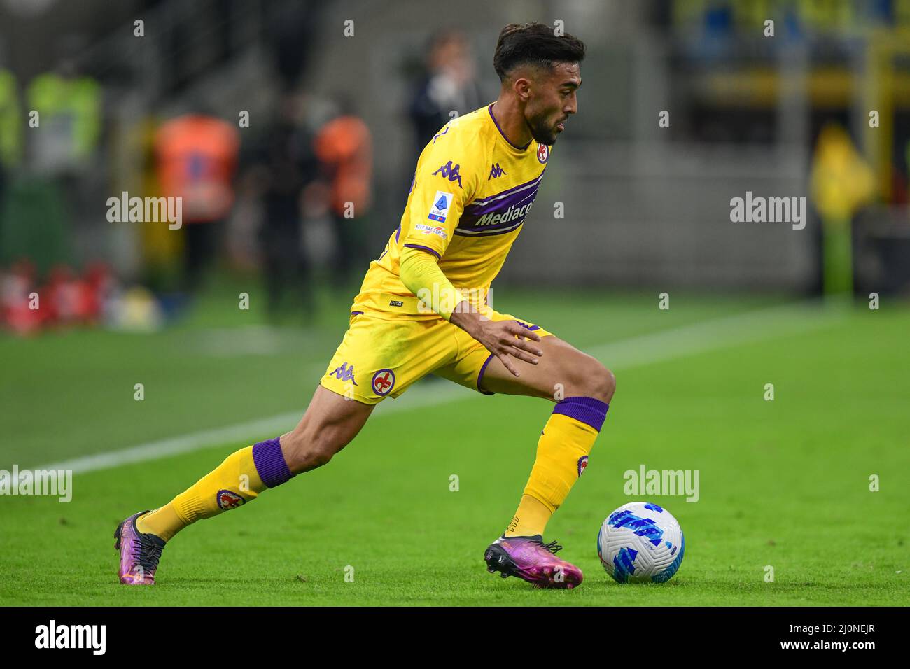 Milan, Italie. 19th mars 2022. Nicolas Gonzalez (22) de Fiorentina vu dans la Serie Un match entre Inter et Fiorentina à Giuseppe Meazza à Milan. (Crédit photo : Gonzales photo/Alamy Live News Banque D'Images