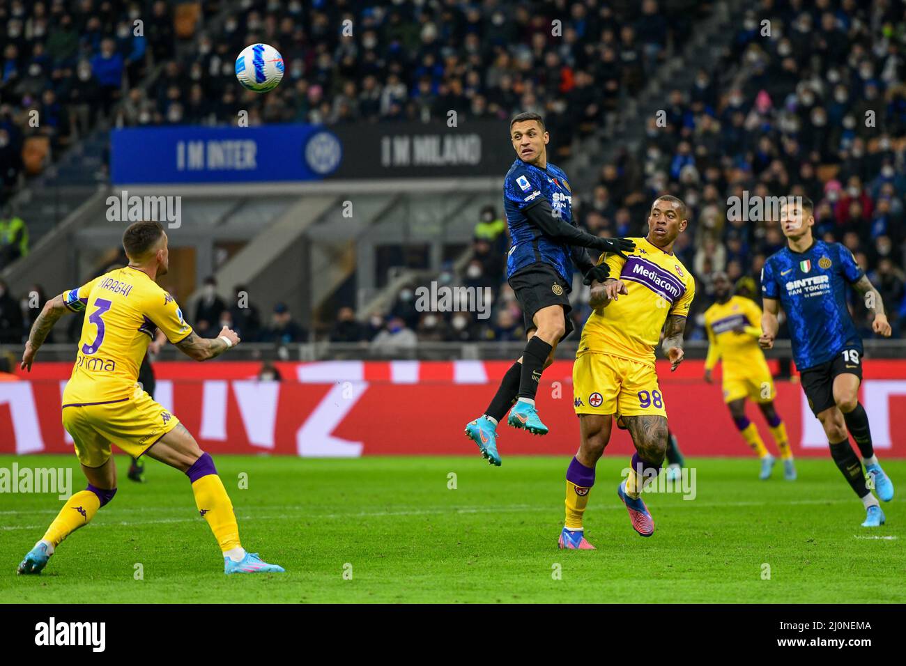 Milan, Italie. 19th mars 2022. Alexis Sanchez (7) d'Inter et Igor (98) de Fiorentina vu dans la Serie Un match entre Inter et Fiorentina à Giuseppe Meazza à Milan. (Crédit photo : Gonzales photo/Alamy Live News Banque D'Images