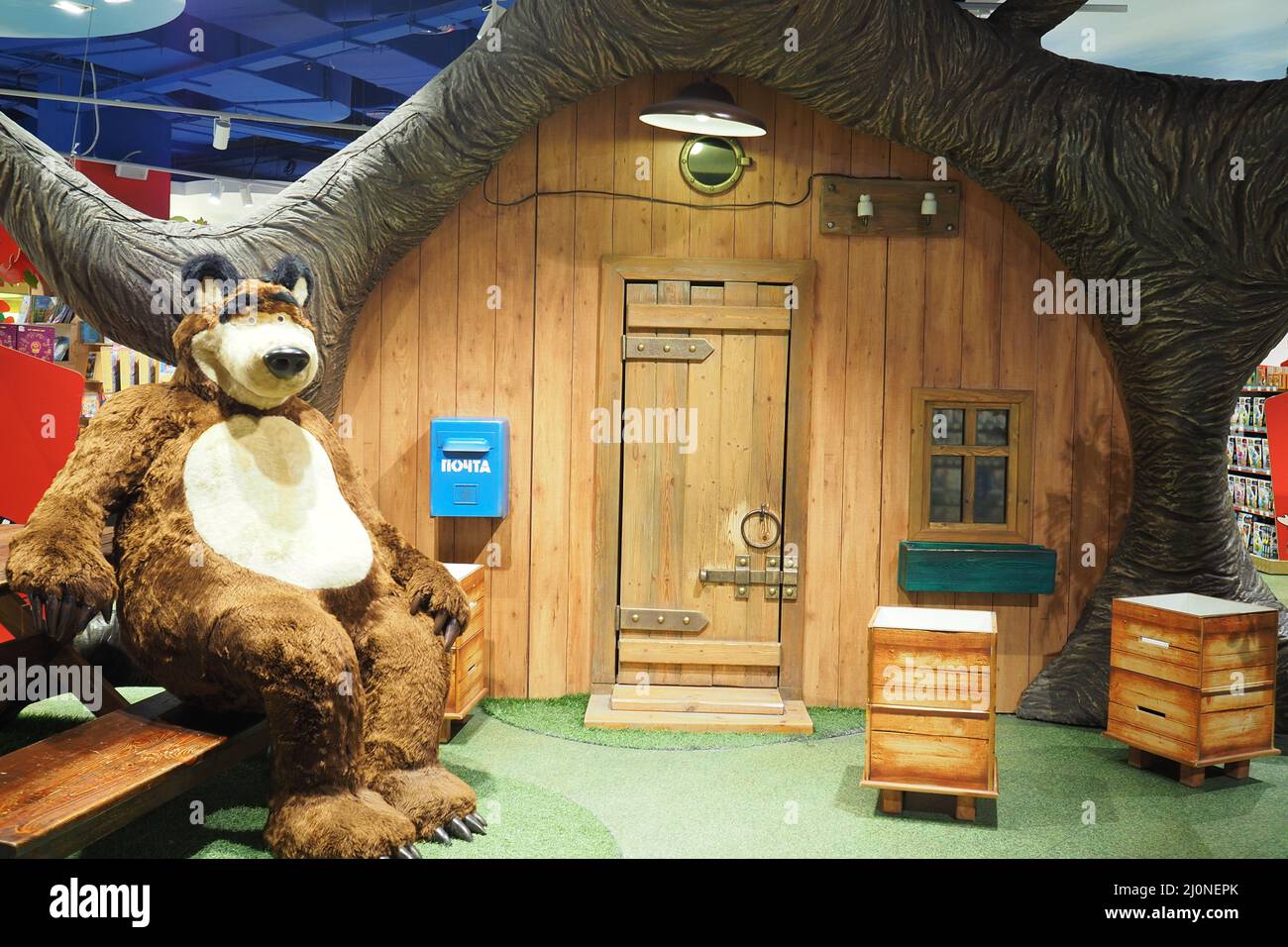 Parc d'attractions pour enfants. Personnages de contes de fées et l'atmosphère d'un conte de fées. Personnages de conte de fées préférés, le pied-de-biche d'ours. . PH de haute qualité Banque D'Images