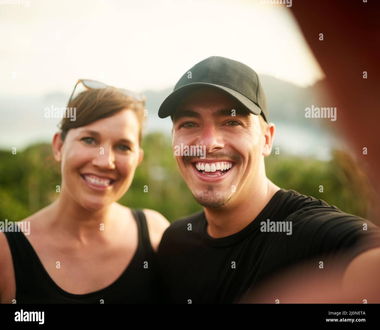 L'été est pour les selfies. Portrait d'un jeune couple heureux prenant un selfie sur une île de vacances. Banque D'Images