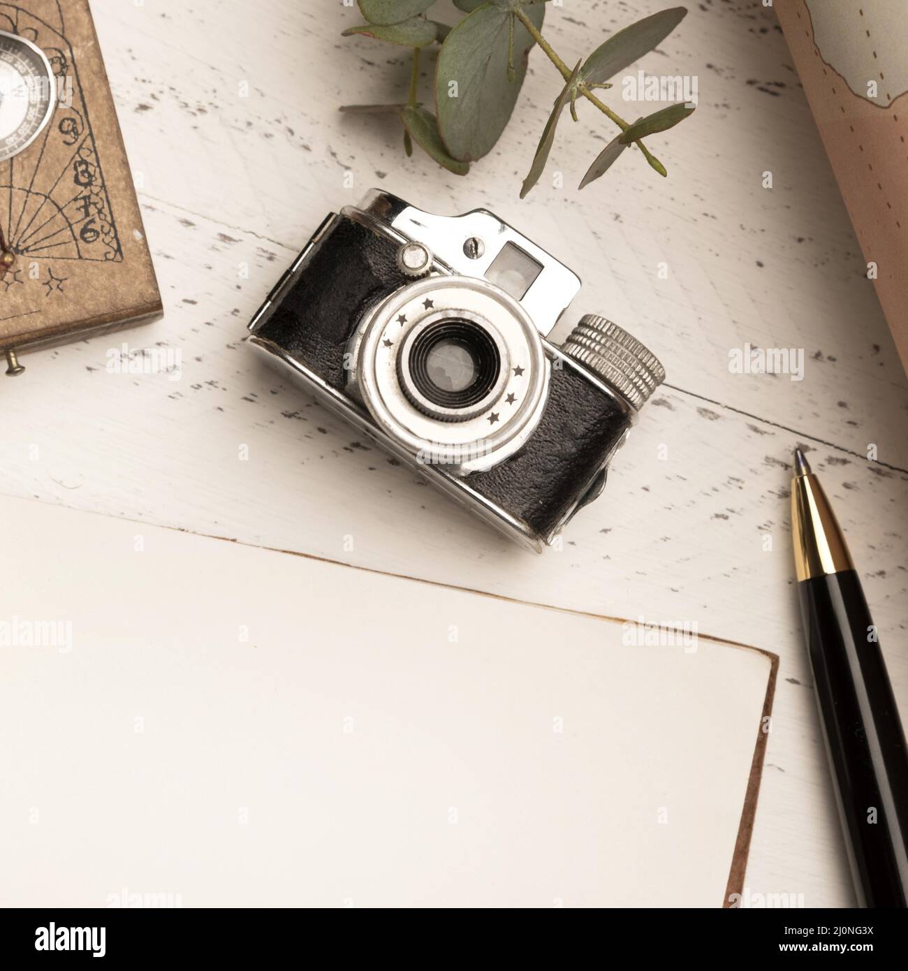 Vue de dessus de l'ancien appareil photo en voyage. Haute qualité et résolution magnifique concept de photo Banque D'Images