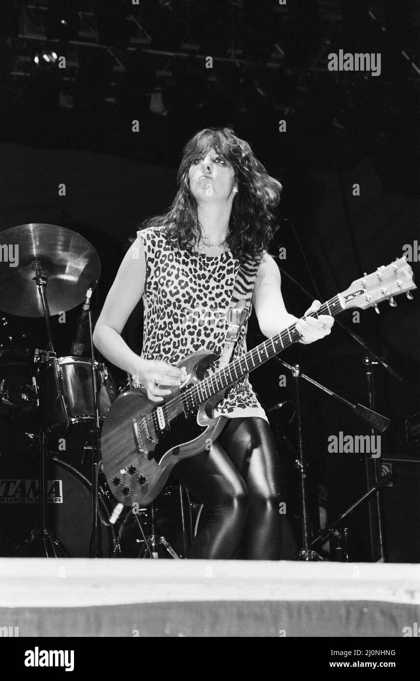 GirlSchool sont un groupe de rock britannique qui s'est formé dans la nouvelle vague de la scène britannique de métal lourd en 1978, fréquemment associé aux contemporains mot?rhead. Il s'agit du groupe de rock entièrement féminin le plus ancien, toujours actif après près de 40 ans. Formé d'un groupe scolaire appelé Painted Lady, GirlSchool a connu une forte exposition médiatique et un succès commercial au Royaume-Uni au début de 1980s avec trois albums de métal punk-tiné et quelques simples, Mais ils ont perdu leur élan dans les années suivantes (image) soutenant l'acte pour Black Sabbath, GirlSchool se présentant sur scène avec le chanteur Kim McAuliffe. 14th septembre Banque D'Images