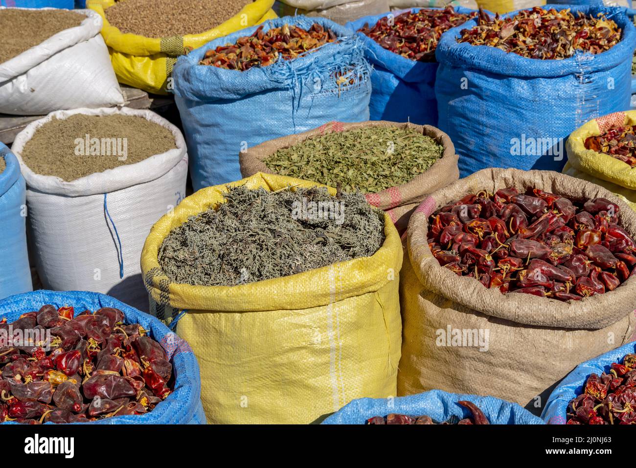 Épices marocaines colorées à Rissani, Maroc, Afrique Banque D'Images