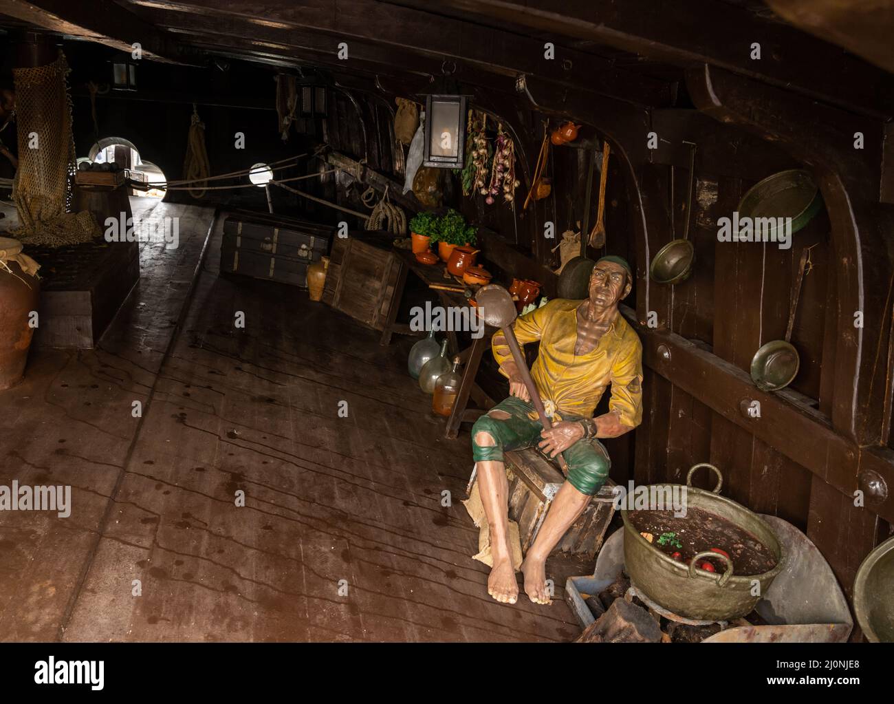 Palos de la Frontera, Espagne - 16 mars 2022: Vue sur le pont de cabine en forme de crocheté du navire de réplique Santa Maria dans le musuem en plein air Banque D'Images