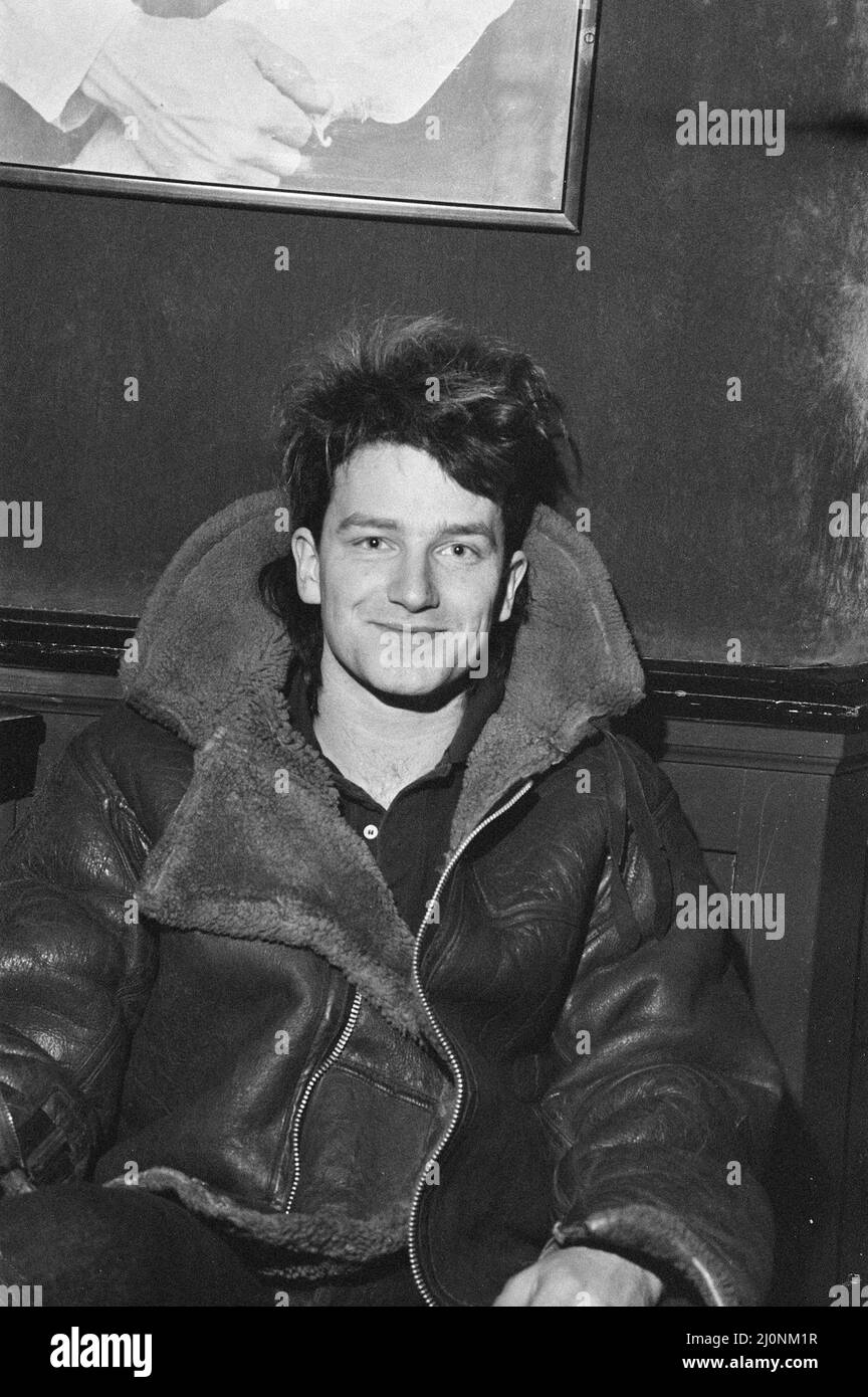 Bono, chanteur principal avec le groupe de rock irlandais U2 de Dublin, photographié lors d'une conférence de presse informelle avant le concert à la salle de danse de Tiffany, Sauchiehall Street, Glasgow, Écosse, 2nd mars 1983. Banque D'Images