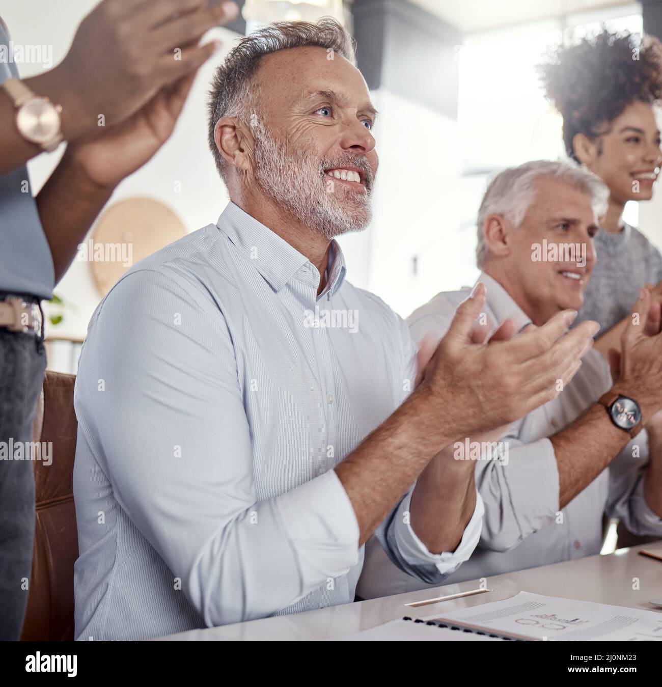 Un bénéfice accru mérite un bravo. Photo d'un groupe de personnes en voyage d'affaires qui claque lors d'une conférence dans un bureau moderne. Banque D'Images