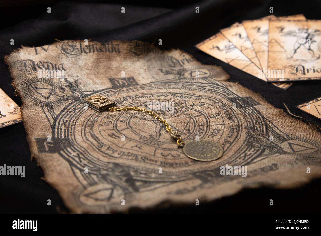 Arrière-plan de sorcellerie ésotérique ancien. Occultims et paganisme ancien symbole, avec mystérieux runes alphabet Banque D'Images