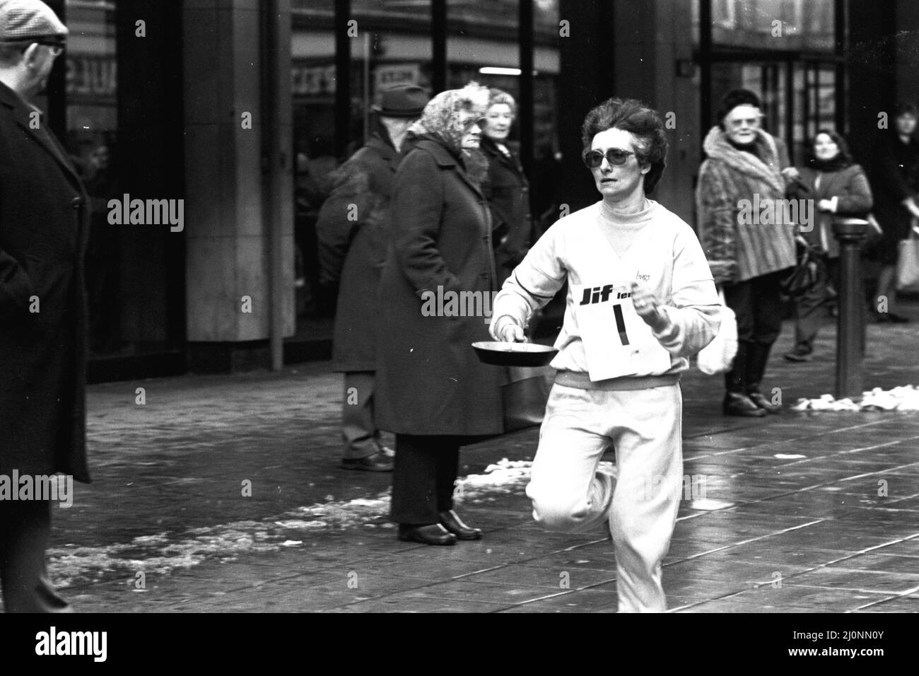 La course Pancake de Shiff Lemon Tuesday à Clayton Street, Newcastle le 8th février 1983, la gagnante est Mme Mary Armstrong Banque D'Images