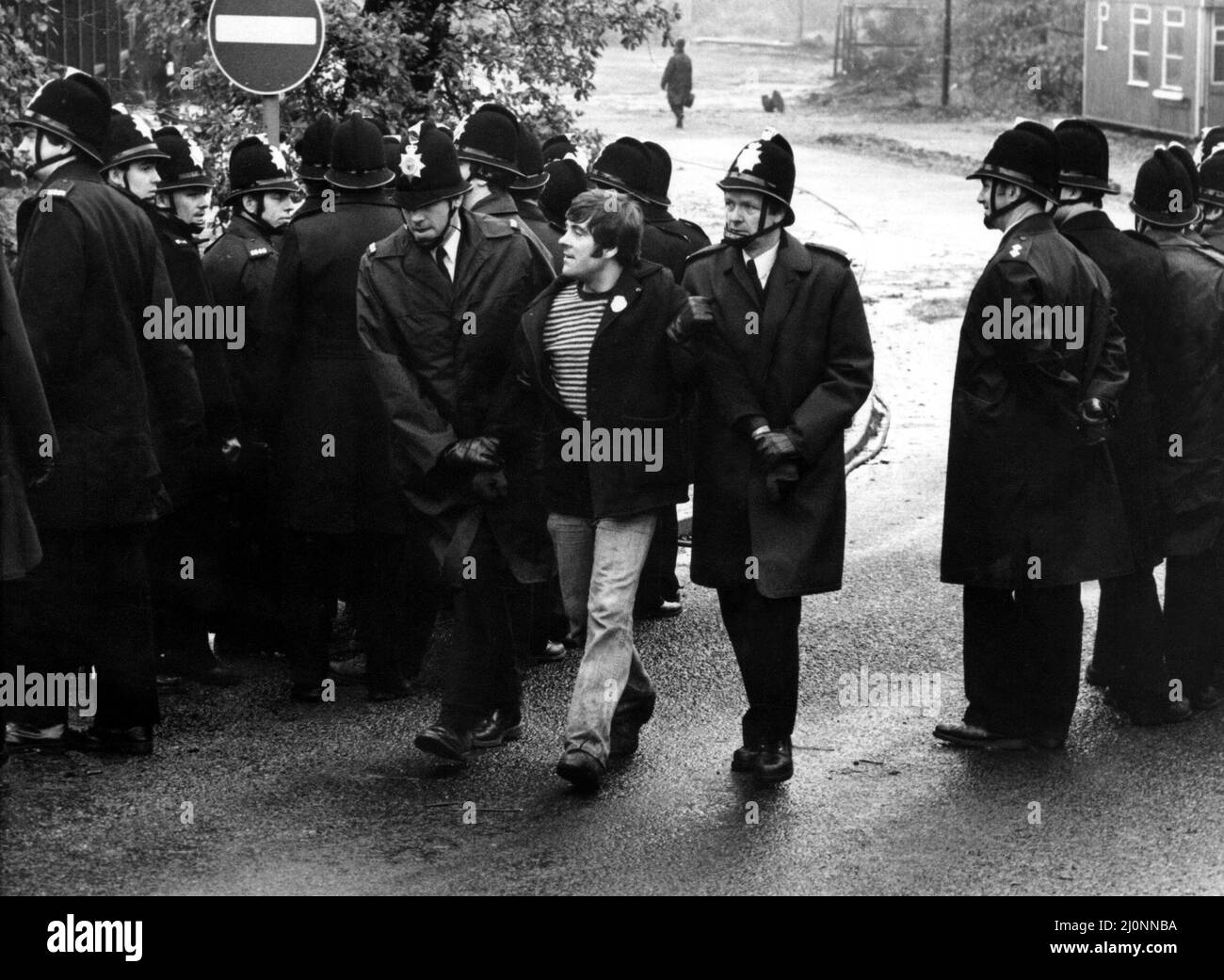 La grève nationale des mineurs 1984 Un piquet de grève est mené par deux policiers le 7 novembre 1984 Banque D'Images