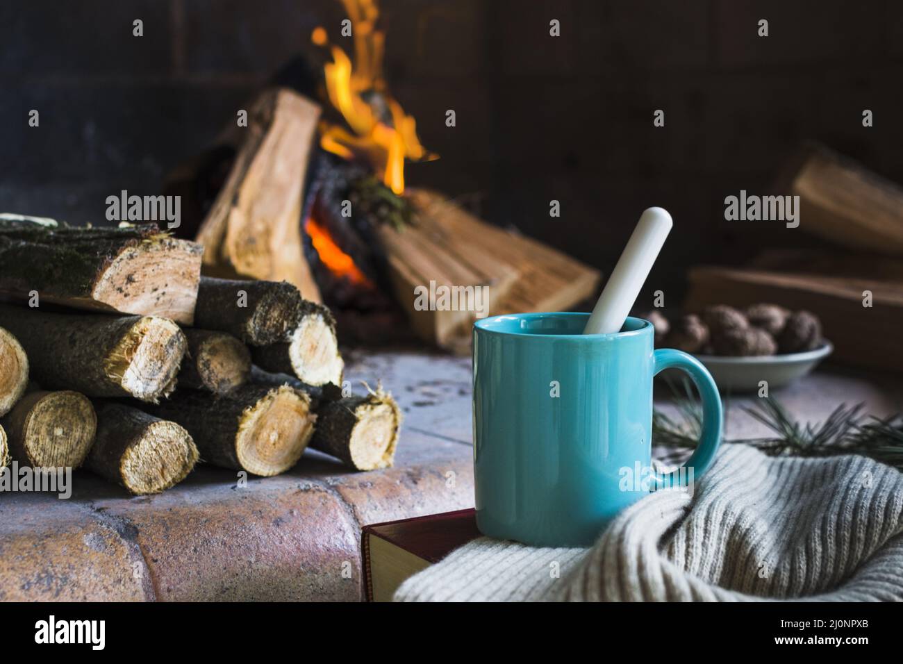 Couverture mug près de la cheminée. Haute qualité et résolution magnifique concept de photo Banque D'Images