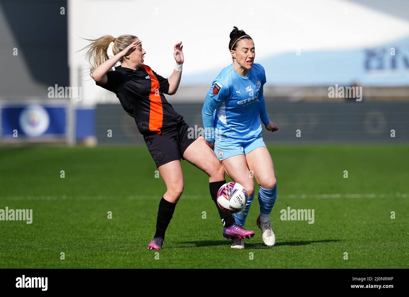 Lucy Bronze (à droite) de Manchester City et Poppy Pattinson d'Everton se battent pour le ballon lors du quart de finale de la coupe Vitality Women's FA au stade Academy, à Manchester. Date de la photo: Dimanche 20 mars 2022. Banque D'Images