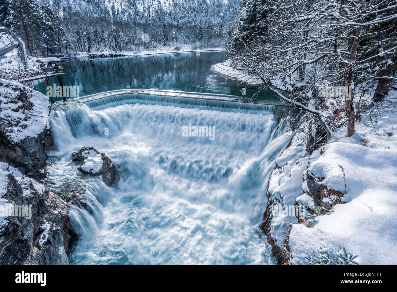 Cascade en hiver, Lechfall à Füssen, Bavière Allemagne. Banque D'Images