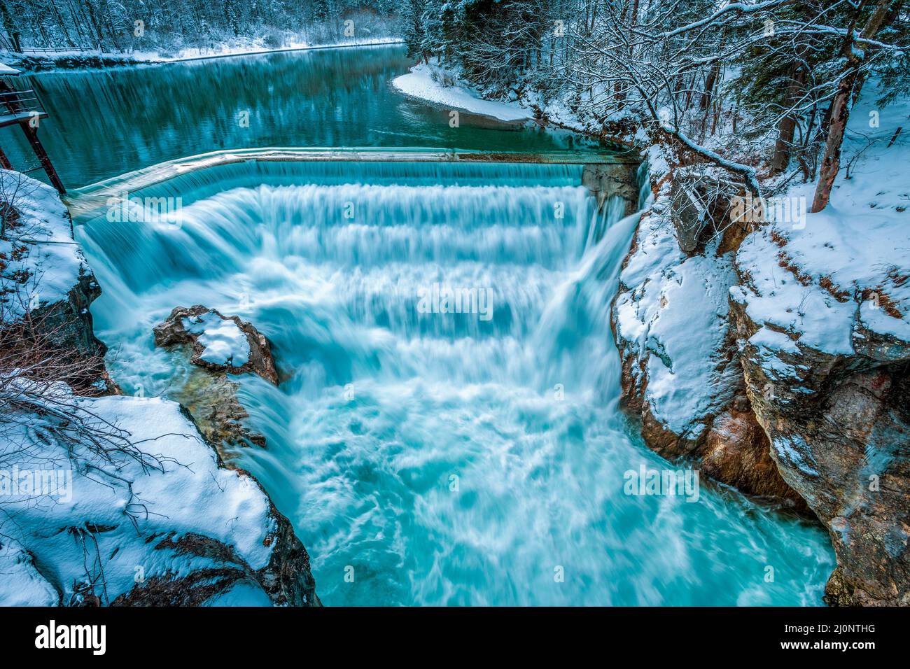 Cascade en hiver, Lechfall à Füssen, Bavière Allemagne. Banque D'Images