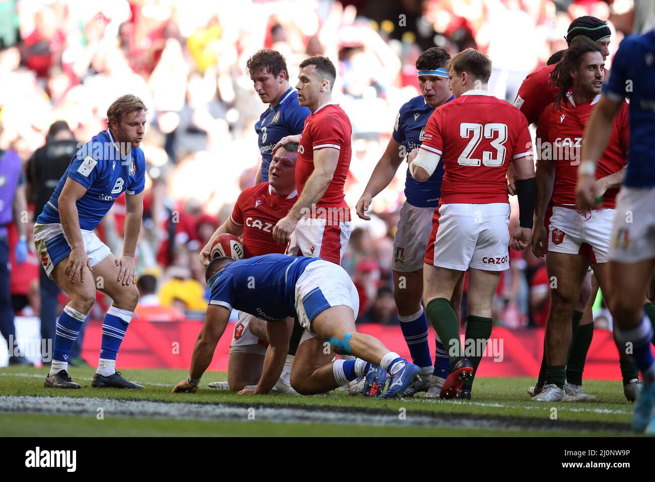 Cardiff, Royaume-Uni. 19th mars 2022. Dewi Lake of Wales marque ses équipes 2nd TRY. Championnat Guinness six Nations 2022, pays de Galles / Italie au stade principauté à Cardiff le samedi 19th mars 2022. photo par Andrew Orchard/Andrew Orchard sports photographie/ Alay Live News crédit: Andrew Orchard sports photographie/Alay Live News Banque D'Images