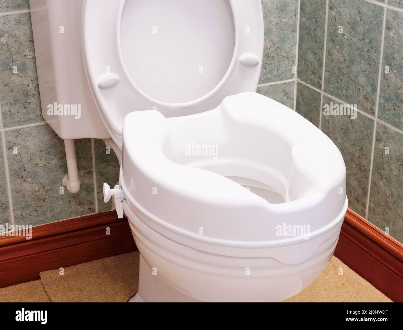 Toilettes avec extension de hauteur pour personne âgée à mobilité réduite à  l'intérieur de la maison Photo Stock - Alamy