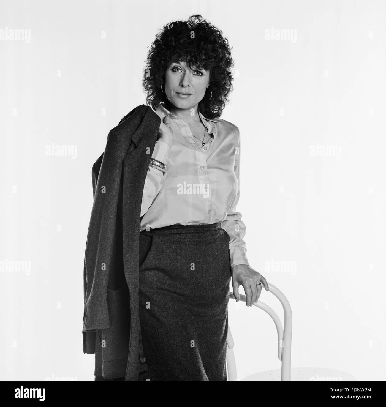 Jill Gascoine, actrice et star de la série télé détective The Gentle Touch and C.A.T.S Eyes, vu dans ce studio tournage à partir de 1984 photo prise le 14th octobre 1984 Banque D'Images
