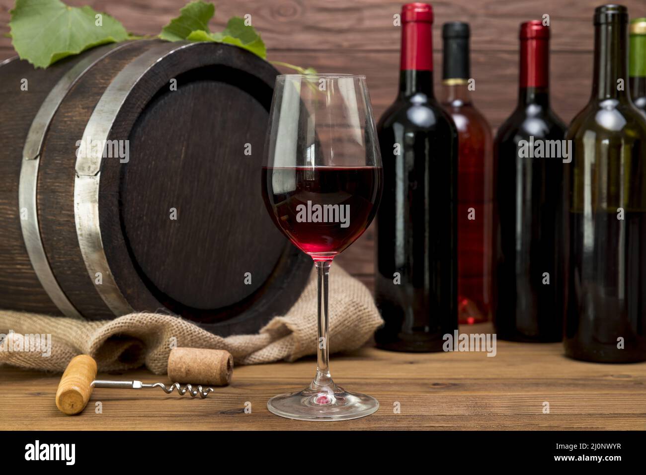 Fût en bois avec bouteilles verres vin. Haute qualité et résolution magnifique concept de photo Banque D'Images