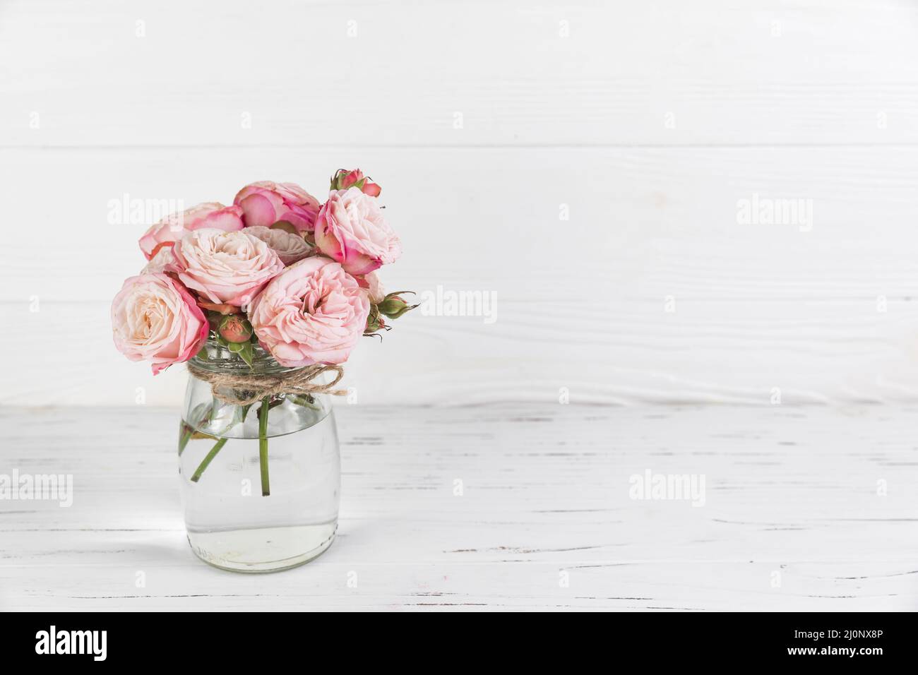 Roses fleur verre bocal blanc bois texturé toile de fond . Haute qualité et résolution magnifique concept de photo Banque D'Images