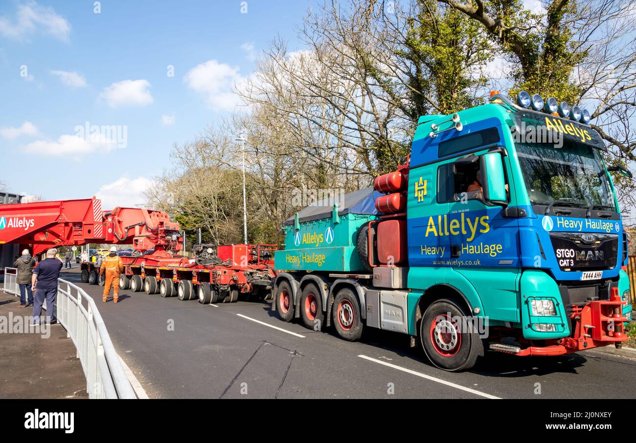 Polegate, East Sussex, Royaume-Uni. 20th mars 2022. Des retards importants dans la circulation ont été causés à travers le Sussex car une charge anormale fait son trajet de Shoreham au site National Grid à Ninfield. La charge de 70 mètres a rencontré des problèmes pendant son voyage, qui devait se terminer samedi après des problèmes mécaniques avec le transporteur, ce qui a entraîné le voyage pour s'étendre à dimanche matin crédit: Newpics UK South/Alay Live News Banque D'Images