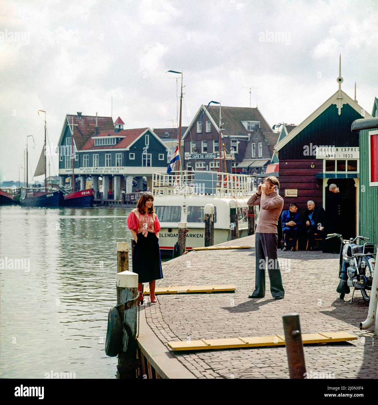 Vintage pays-Bas 1970s, couple de touristes d'âge moyen prenant des photos, Marken port, Waterland, pays-Bas du Nord, Europe, Banque D'Images