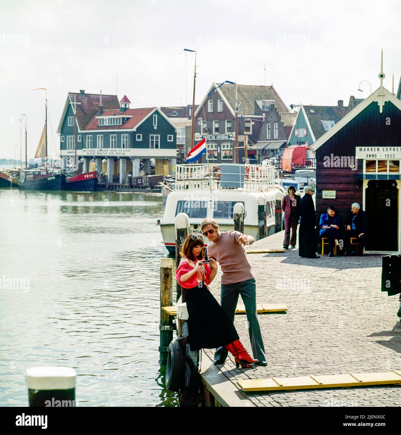 Vintage pays-Bas 1970s, couple de touristes d'âge moyen prenant des photos, Marken port, Waterland, pays-Bas du Nord, Europe, Banque D'Images