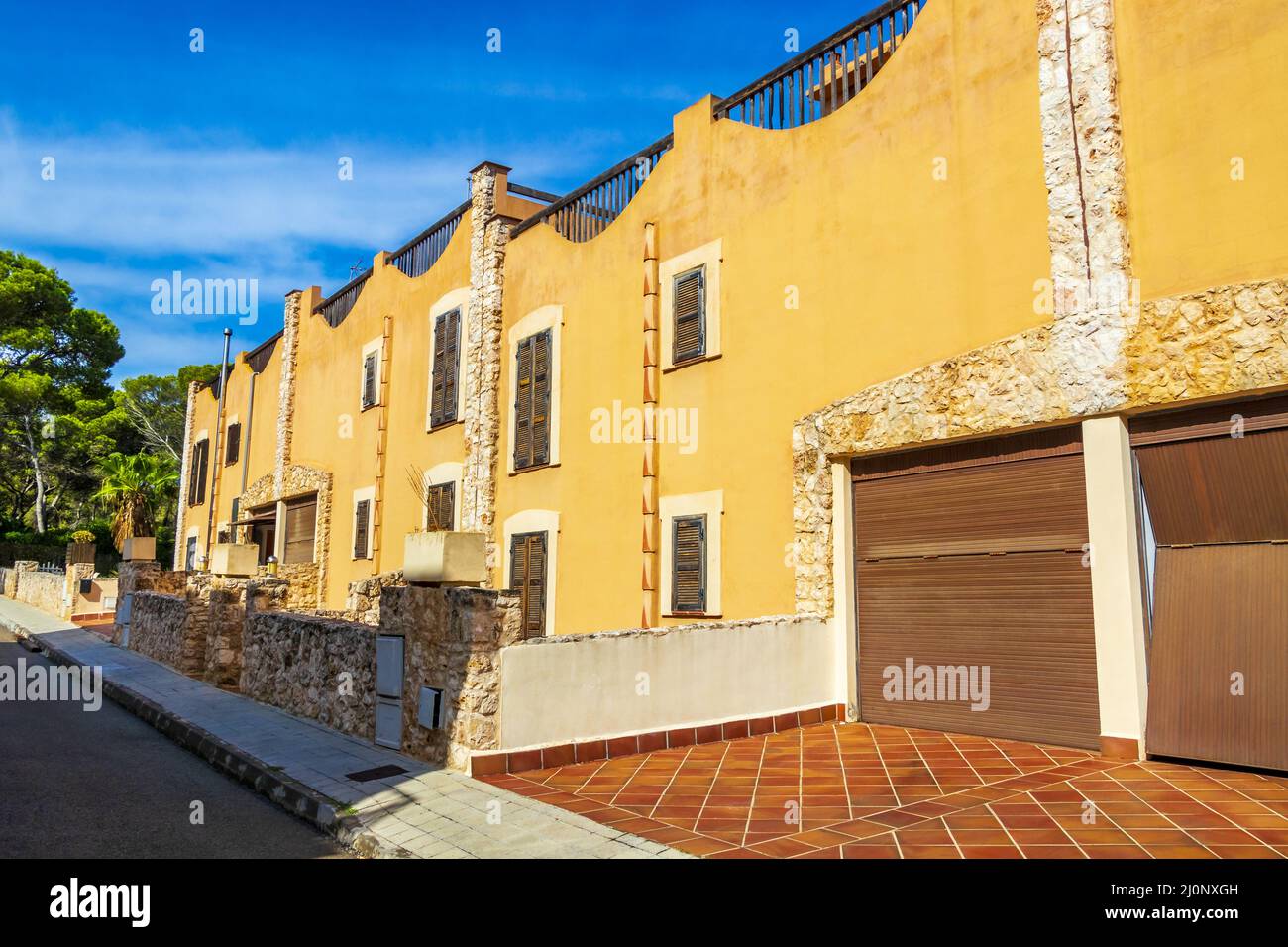 Maisons jaunes typiques sur l'île de Majorque Espagne. Banque D'Images