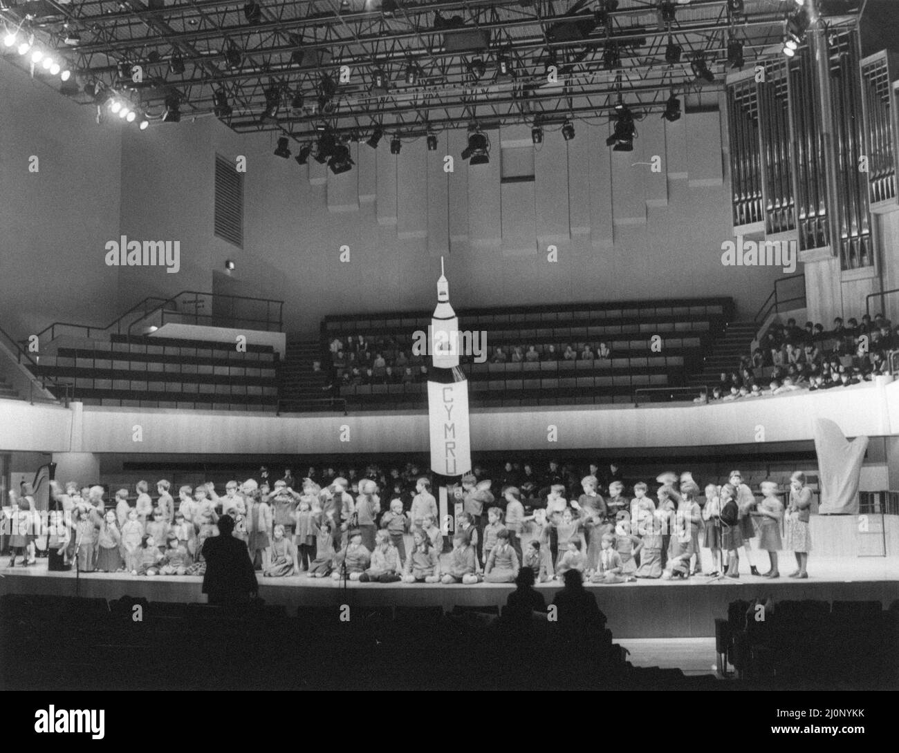 St David's Hall, Cardiff, pays de Galles. Mardi 8th mars 1983. Sur la photo, des élèves de l'école primaire galloise Coed y GOF, Fairwater, ont répété devant l'Eisteddfod nationale de la Ligue galloise de jeunes de 1983 qui se tiendra ce soir au St David's Hall. St David's Hall est la salle de concert nationale et le centre de conférence du pays de Galles. Banque D'Images