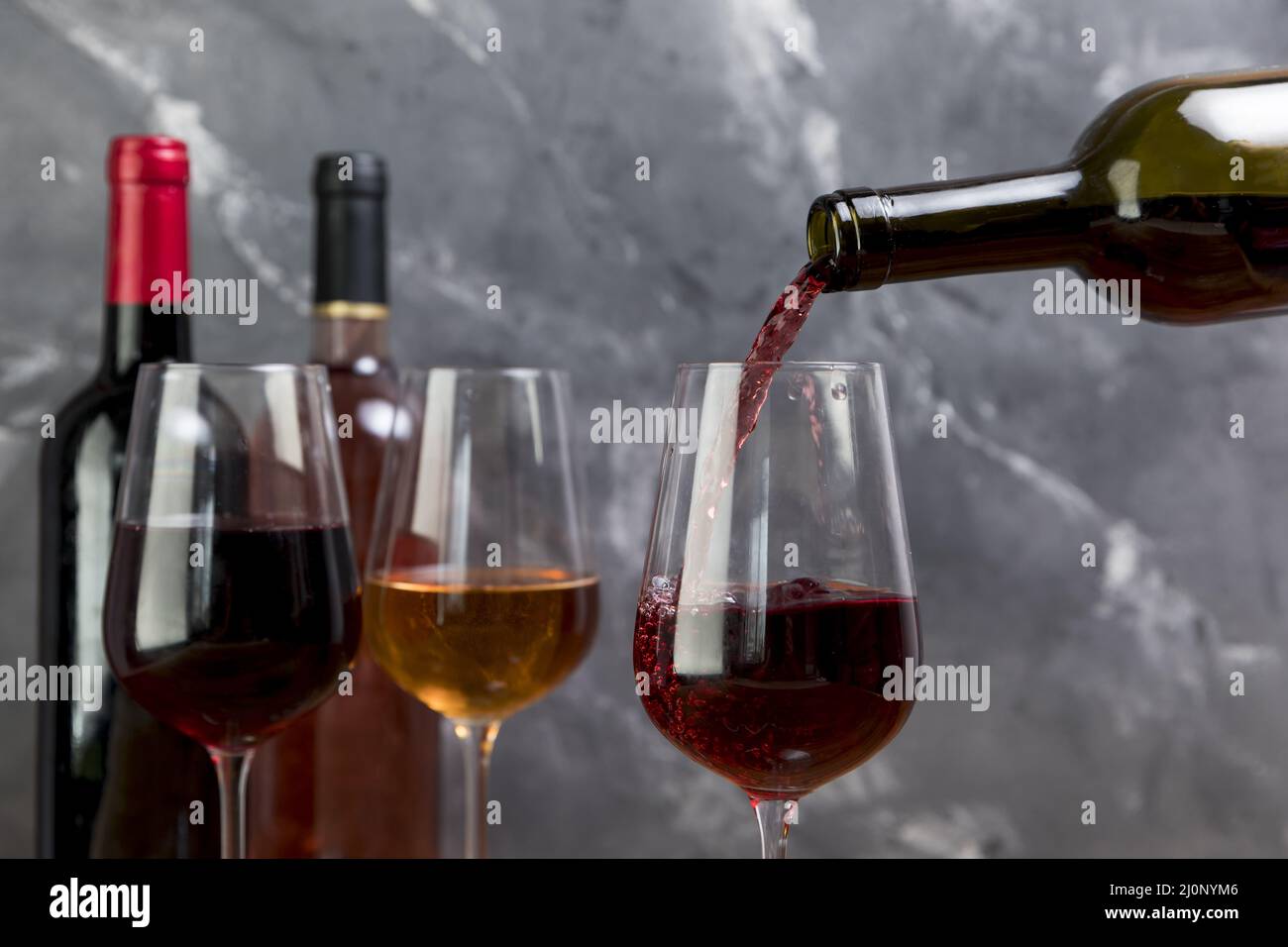 Bouteille de vin remplissant des verres de vin. Haute qualité et résolution magnifique concept de photo Banque D'Images