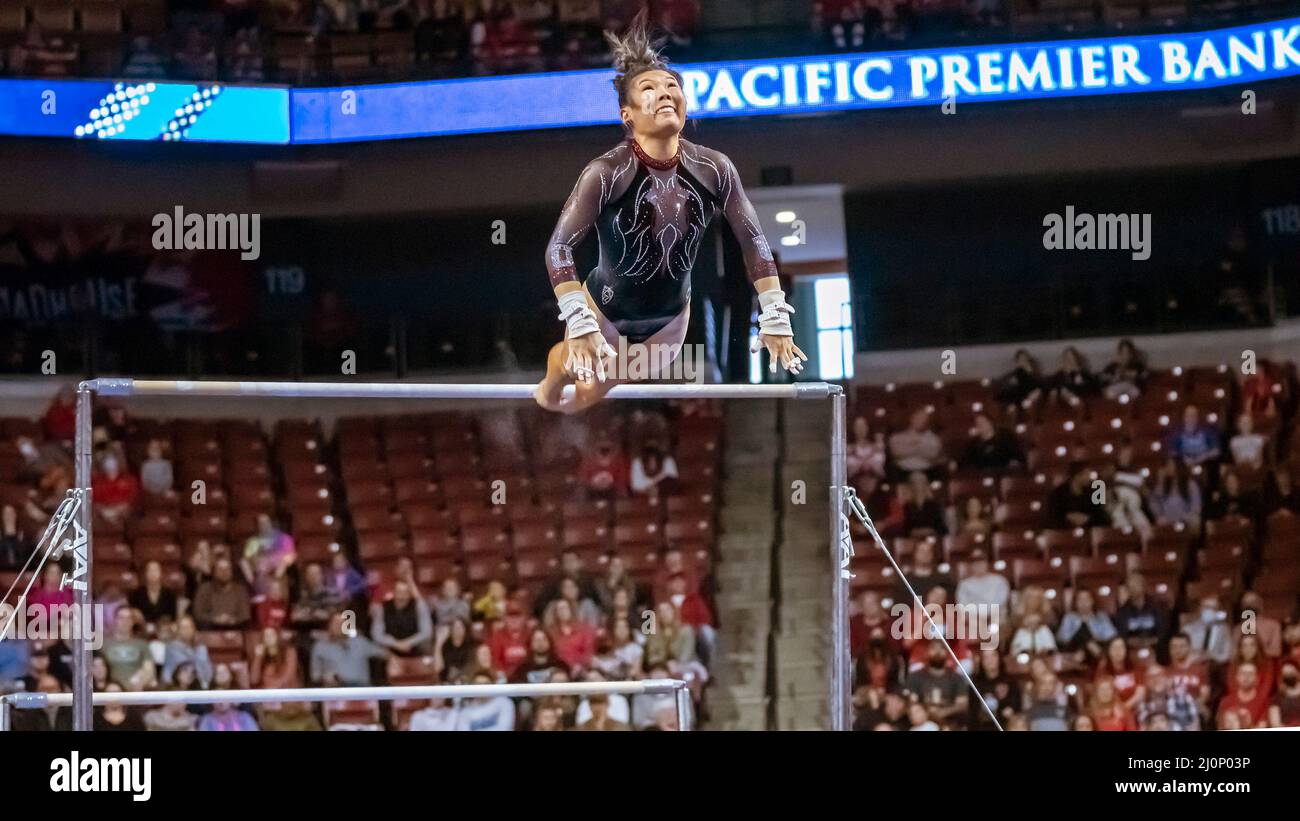 Le Crystal ISA de l'Université de l'Utah exécute une double mise à pied pour son démontage et des cravates pour la seconde sur les barres parallèles inégales avec un score de 9,925 au Championnat de gymnastique féminine de Pac12 au Centre Maverik de Salt Lake City, Utah, le 19 mars 2022 (Photo de Jeff Wong/Sipa USA). Banque D'Images