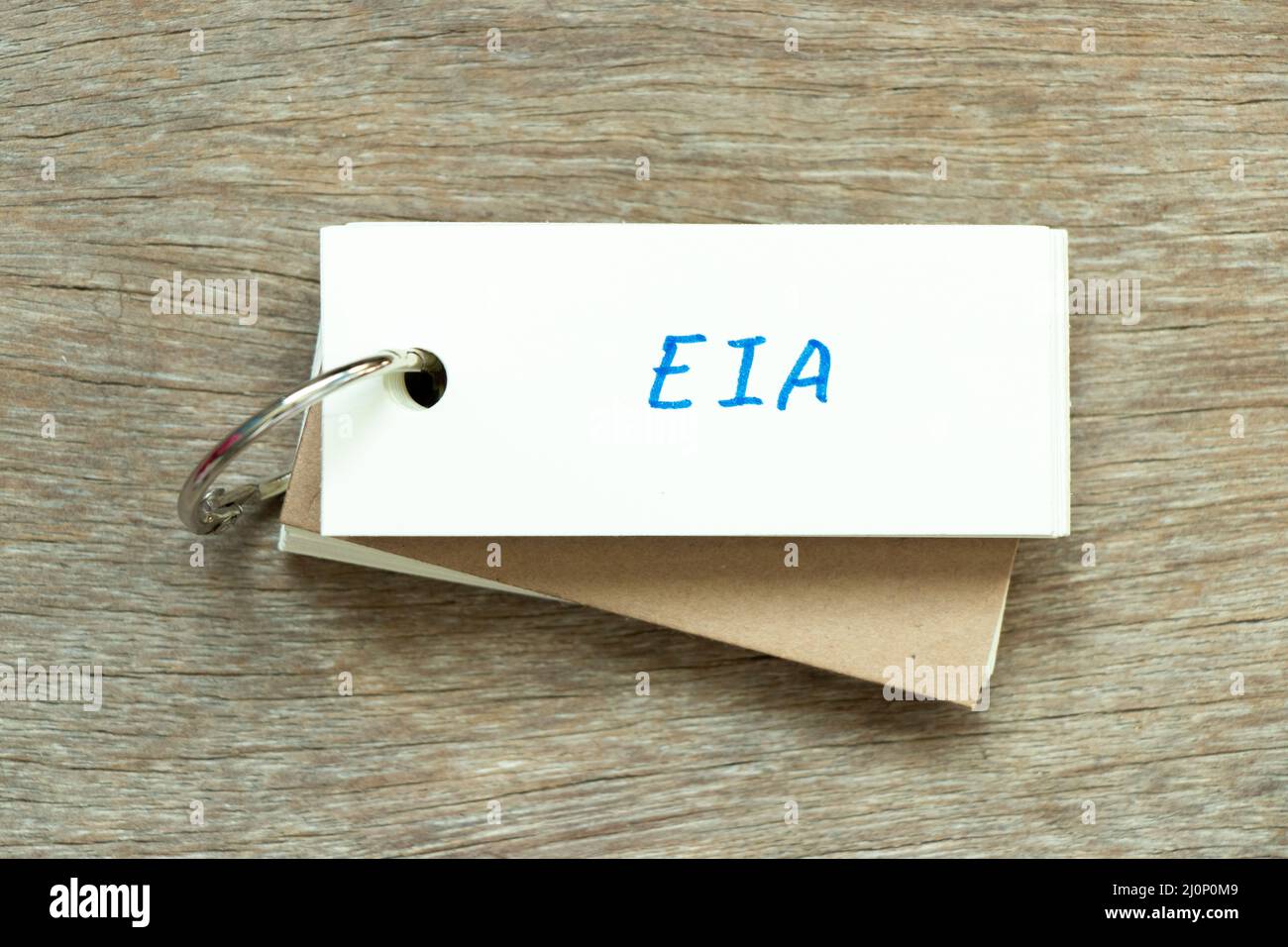 Carte flash avec mot d'écriture EIA (abréviation de Environmental impact Assessment) sur fond de bois Banque D'Images