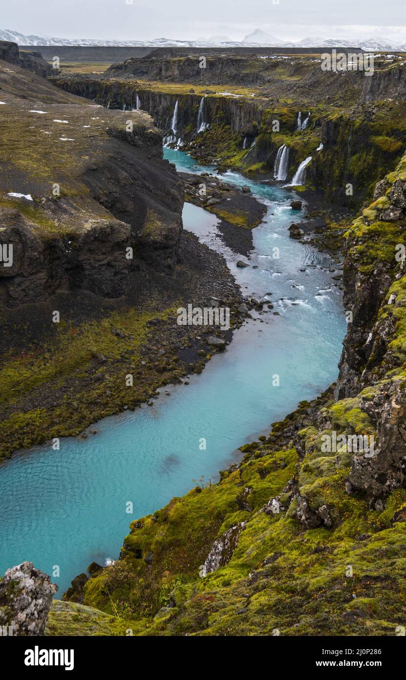 Vue sur la cascade pittoresque de Sigoldugljufur en automne. La saison change dans les Highlands du sud de l'Islande. Banque D'Images