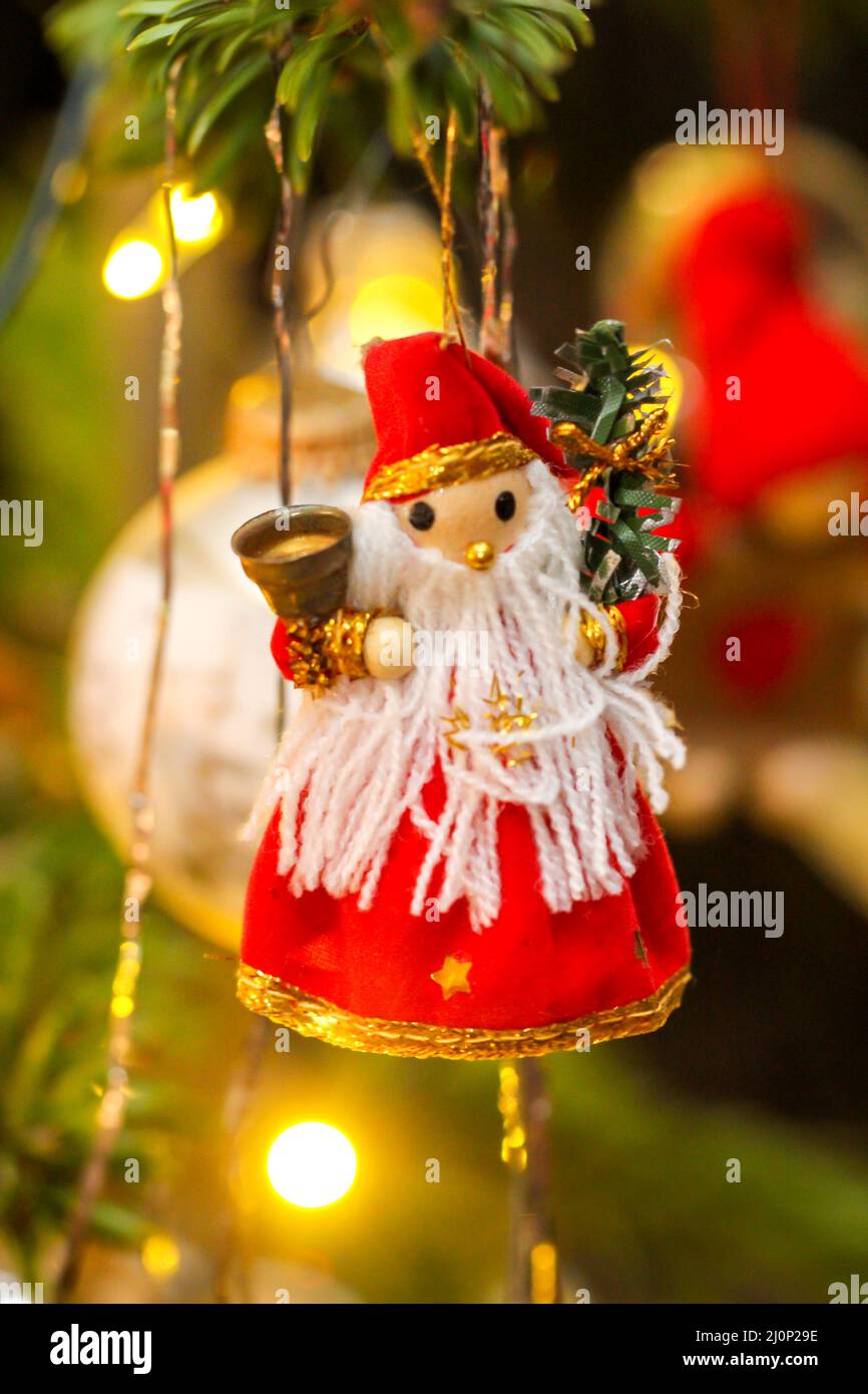 Un arbre de Noël décoré avec goût pour Noël. Banque D'Images