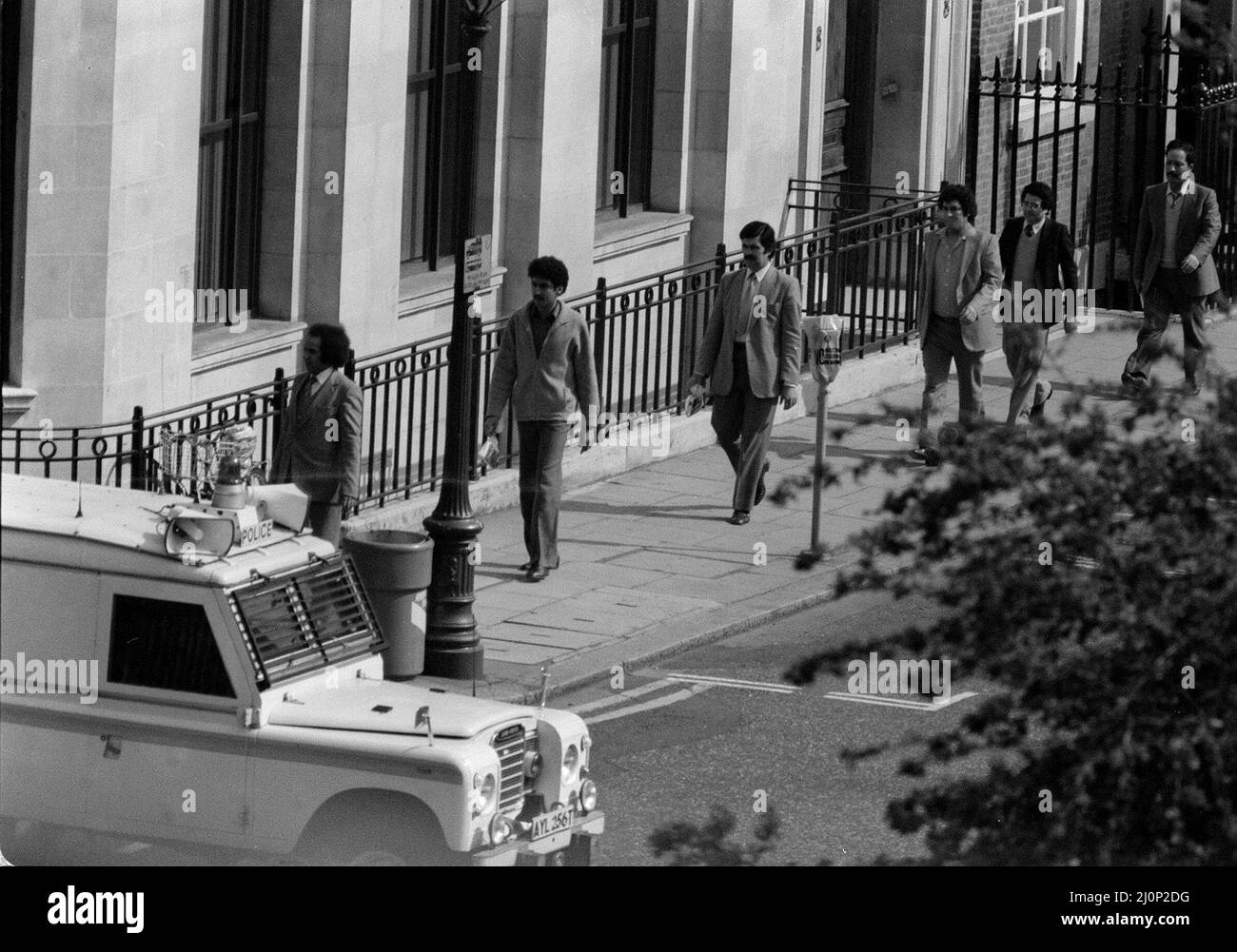 Siège de l'ambassade de Libye avril 1984 des fonctionnaires de l'ambassade de Libye quittent le Bureau des peuples à la place Saint-James 11,00am - marchant vers des camionnettes qui les emmèneront à l'aéroport de Londres Heathrow Banque D'Images