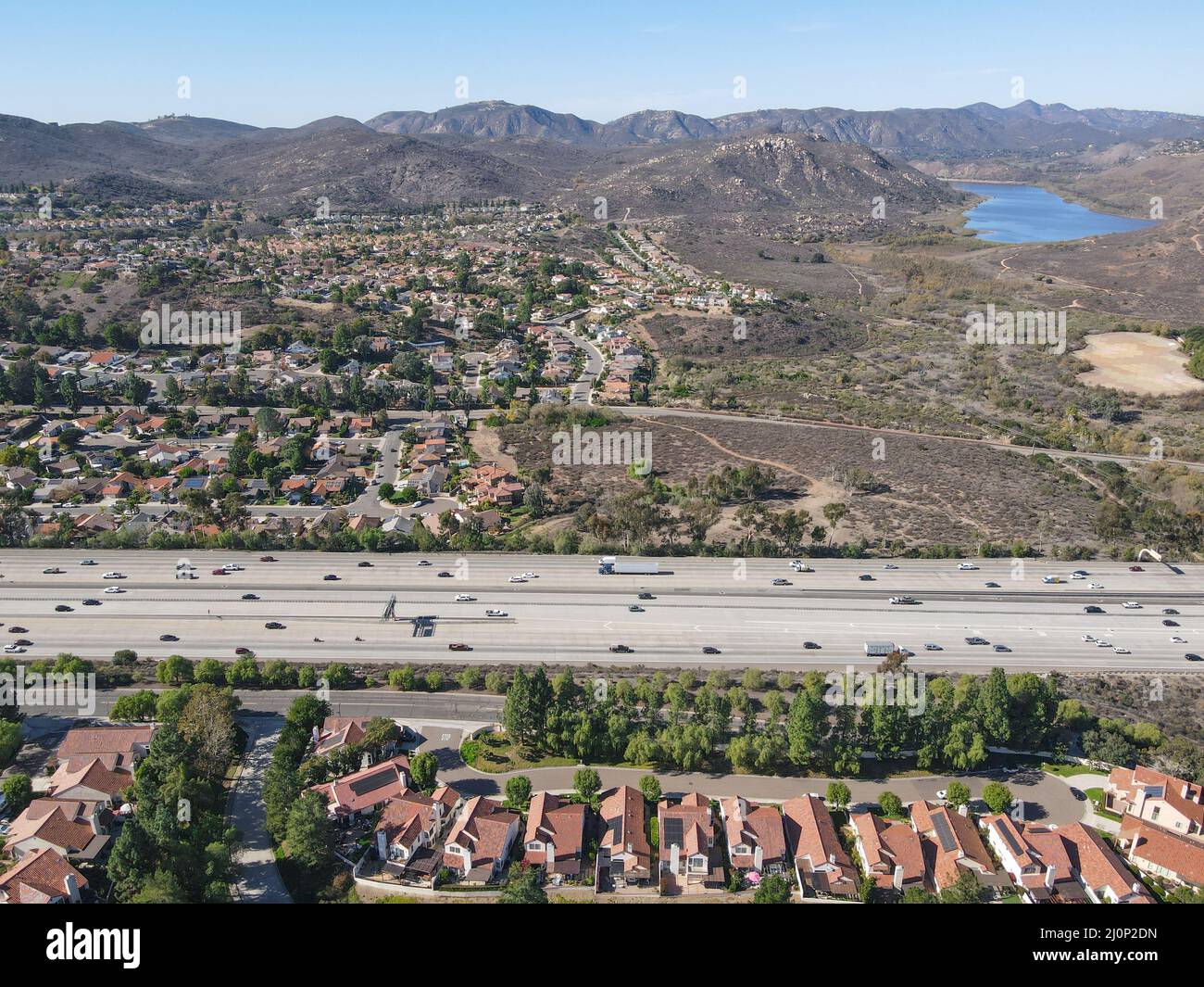 Vue aérienne de l'autoroute avec circulation entourée de maisons, Interstate 15 avec mouvement en véhicule. Banque D'Images