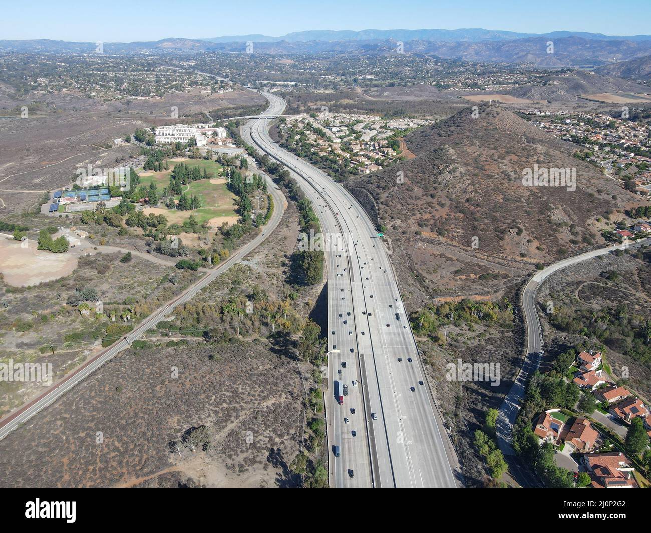 Vue aérienne de l'autoroute avec circulation entourée de maisons, Interstate 15 avec mouvement en véhicule. Banque D'Images