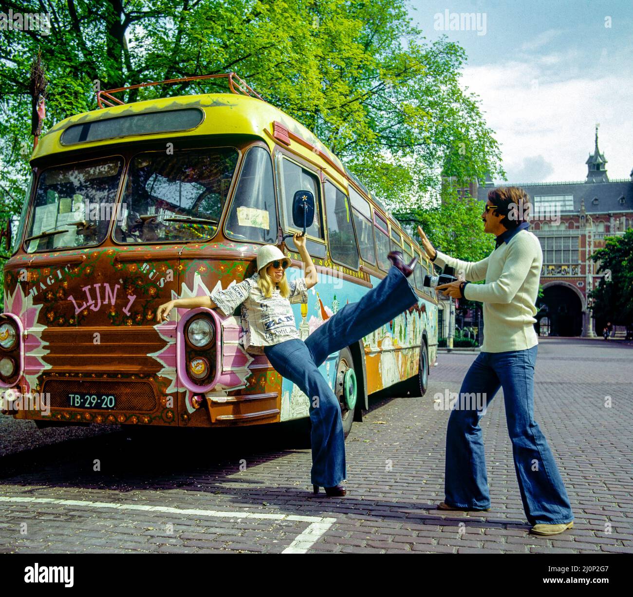 Vintage Amsterdam 1970s, couple prenant des photos drôles, hippy styled decorated van, Hollande, pays-Bas, Europe, Banque D'Images