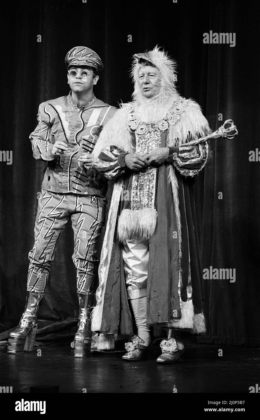 Elton John apporte la maison en bas à un spectacle au Théâtre Royal de Londres. Il a également fait équipe avec Sir John Gielgud pour un duo. Sir John était dans un rôle peu connu - d'Œuf le premier, un roi d'oies. 2e décembre 1984. Banque D'Images