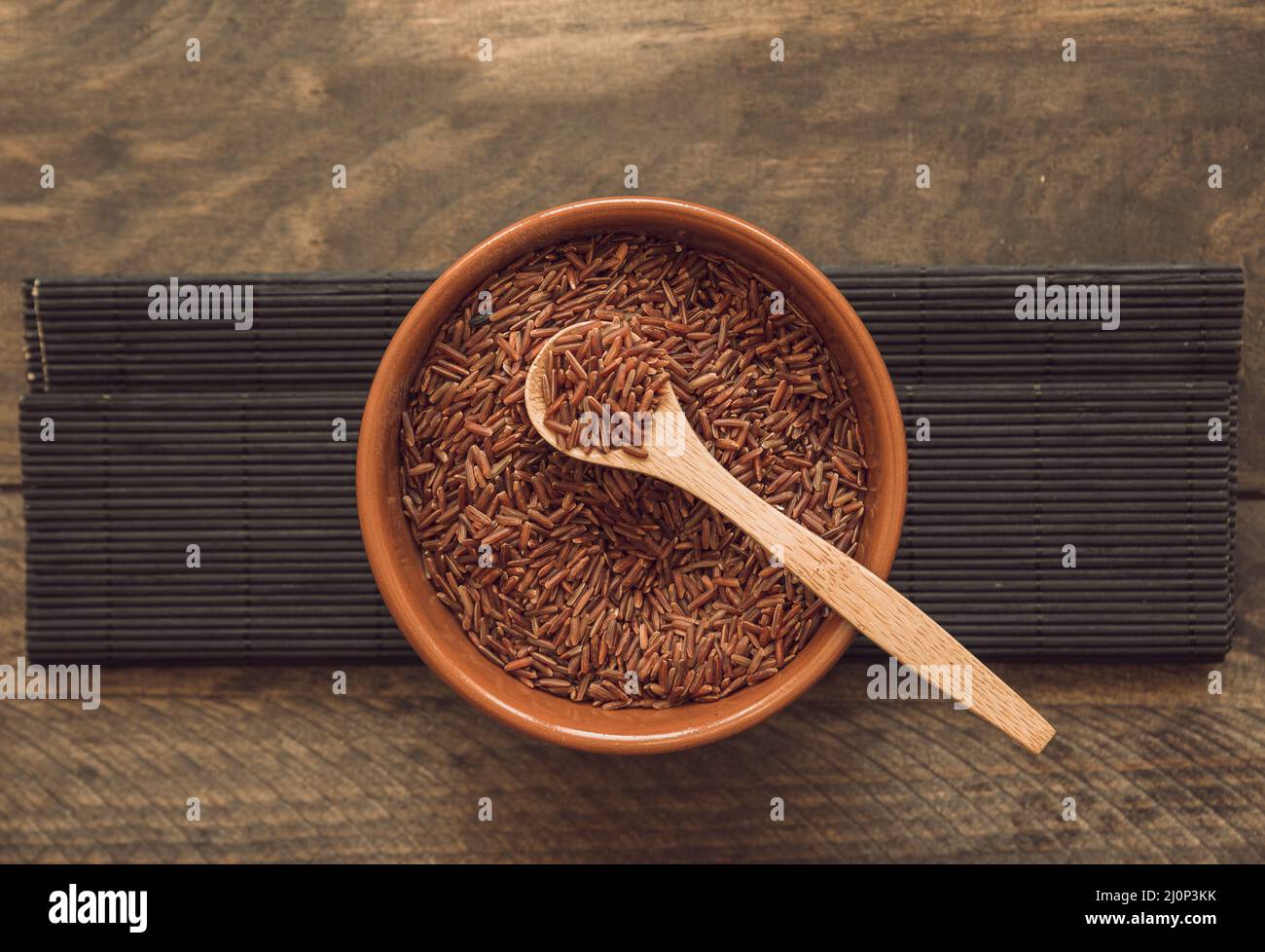 Bol de céréales de riz rouge jasmin sur toile de fond en bois . Haute qualité et résolution magnifique concept de photo Banque D'Images