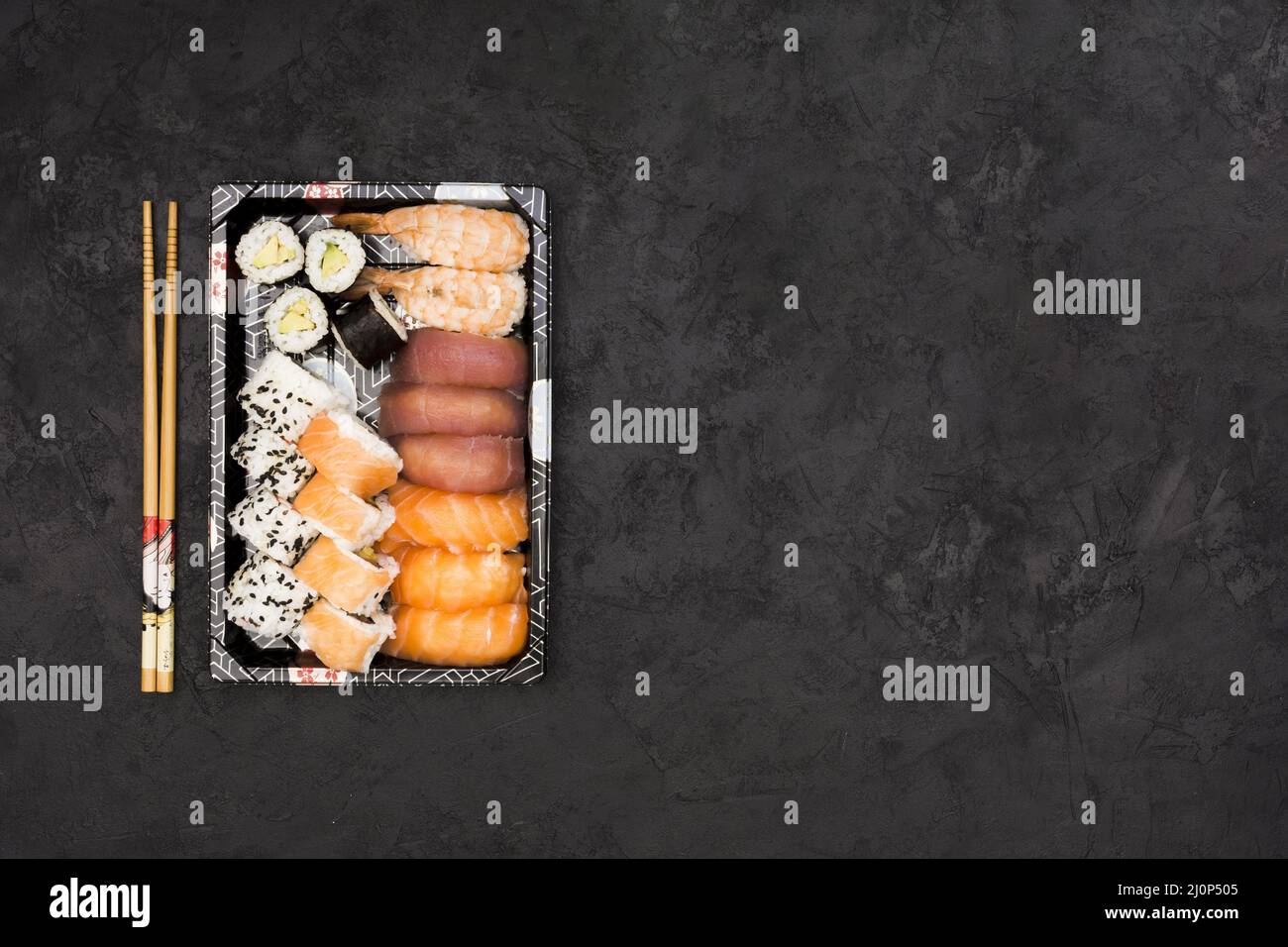 Mettez en place des rouleaux asiatiques sains le plateau est en bâton noir arrière-plan. Haute qualité et résolution magnifique concept de photo Banque D'Images