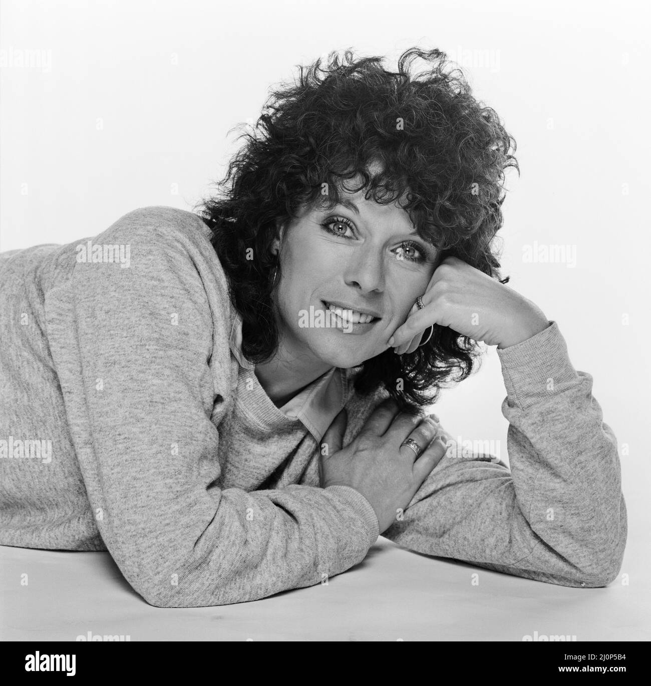 Jill Gascoine, actrice et star de la série télé détective The Gentle Touch and C.A.T.S Eyes, vu dans ce studio tournage à partir de 1984 photo prise le 14th octobre 1984 Banque D'Images