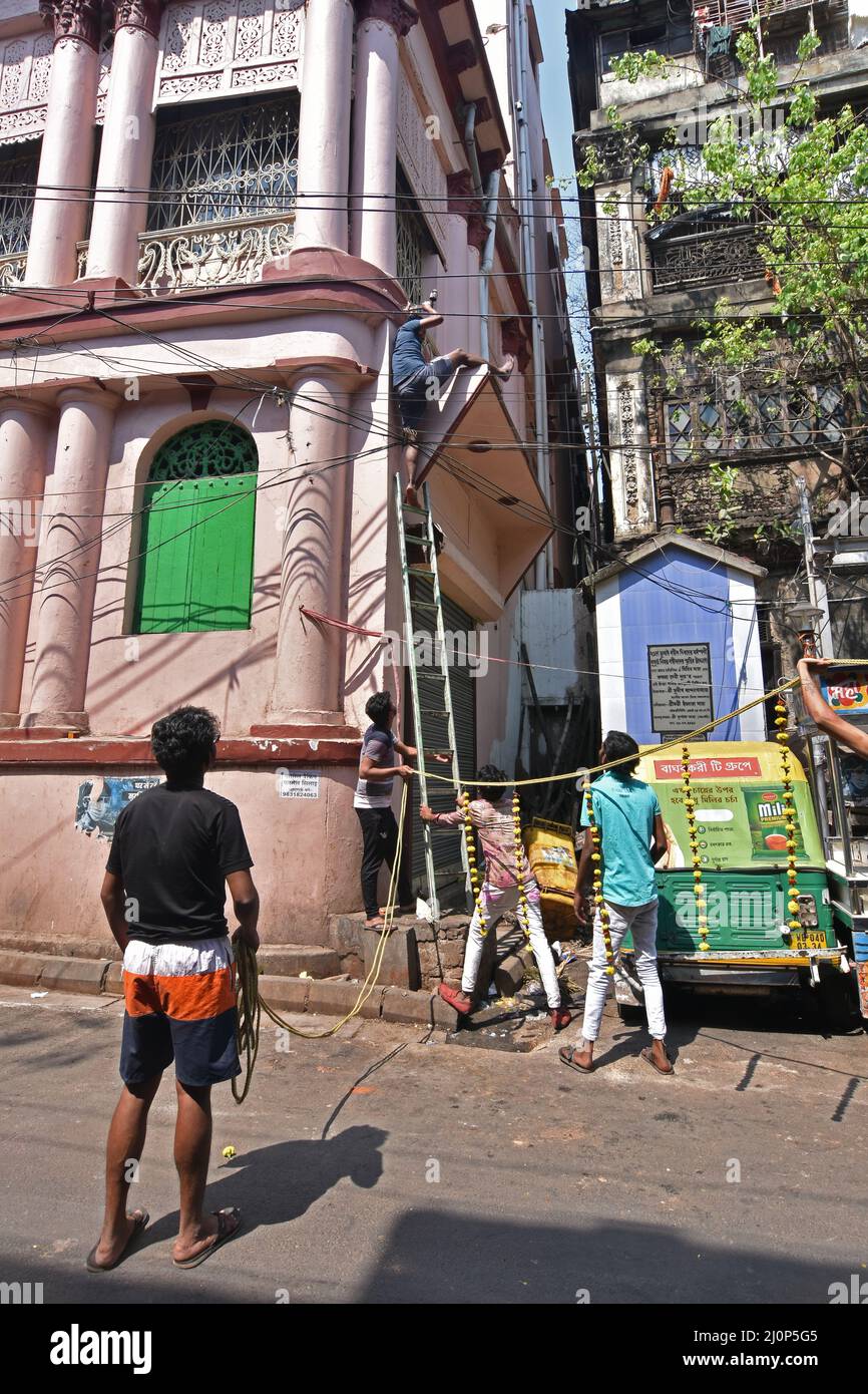 (3/19/2022) les garçons fixent la corde avant la célébration de la rupture de 'matka' pendant Holi à Kolkata. (Photo de Suraranjan Nandi / Pacific Press/Sipa USA) Banque D'Images