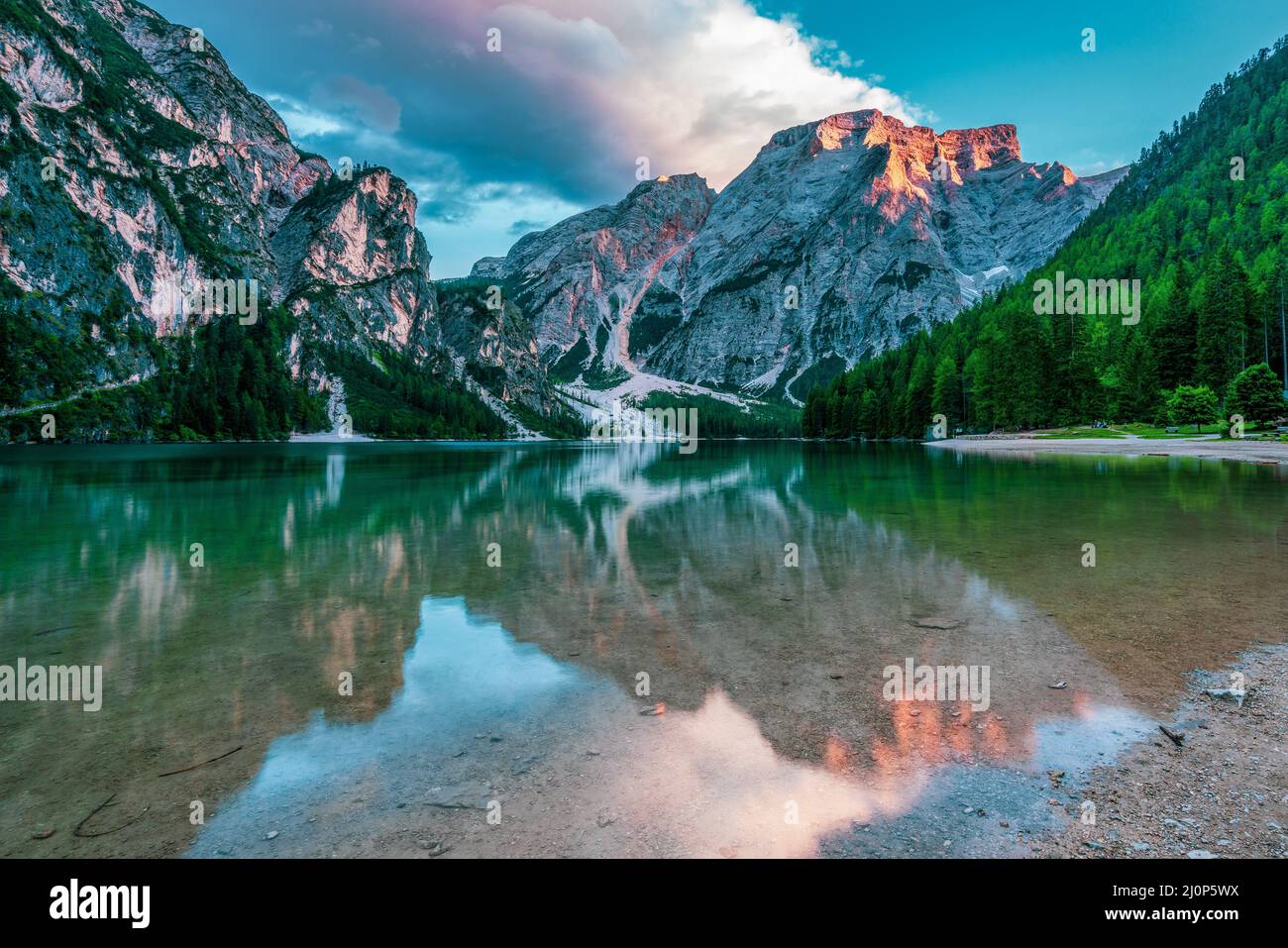 Vue panoramique sur le lac Braies dans les Dolomites Banque D'Images