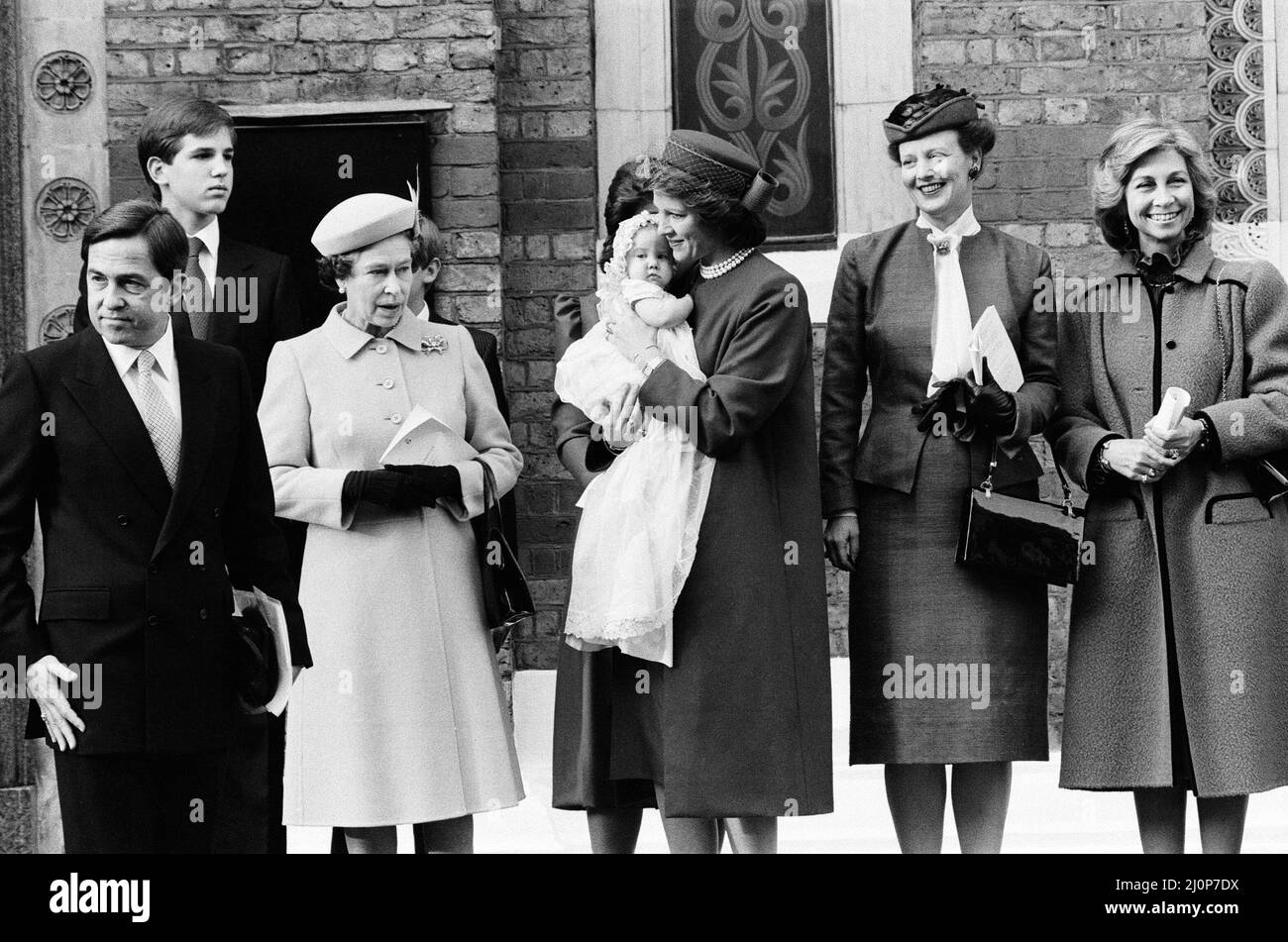 Sa Majesté la reine Elizabeth II assiste à un baptême à titre privé en tant que Parrain de la fille du roi Constantine, Theodora. Quatre reines étaient présentes au baptême de Bayswater dans la cathédrale grecque. De gauche à droite, le roi Constantine, le prince héritier Paul, sa Majesté la reine, la reine Anne-Marie tenant le bébé Théodora, la reine Margrethe du Danemark et la reine Sophia d'Espagne. 20th octobre 1983. Banque D'Images