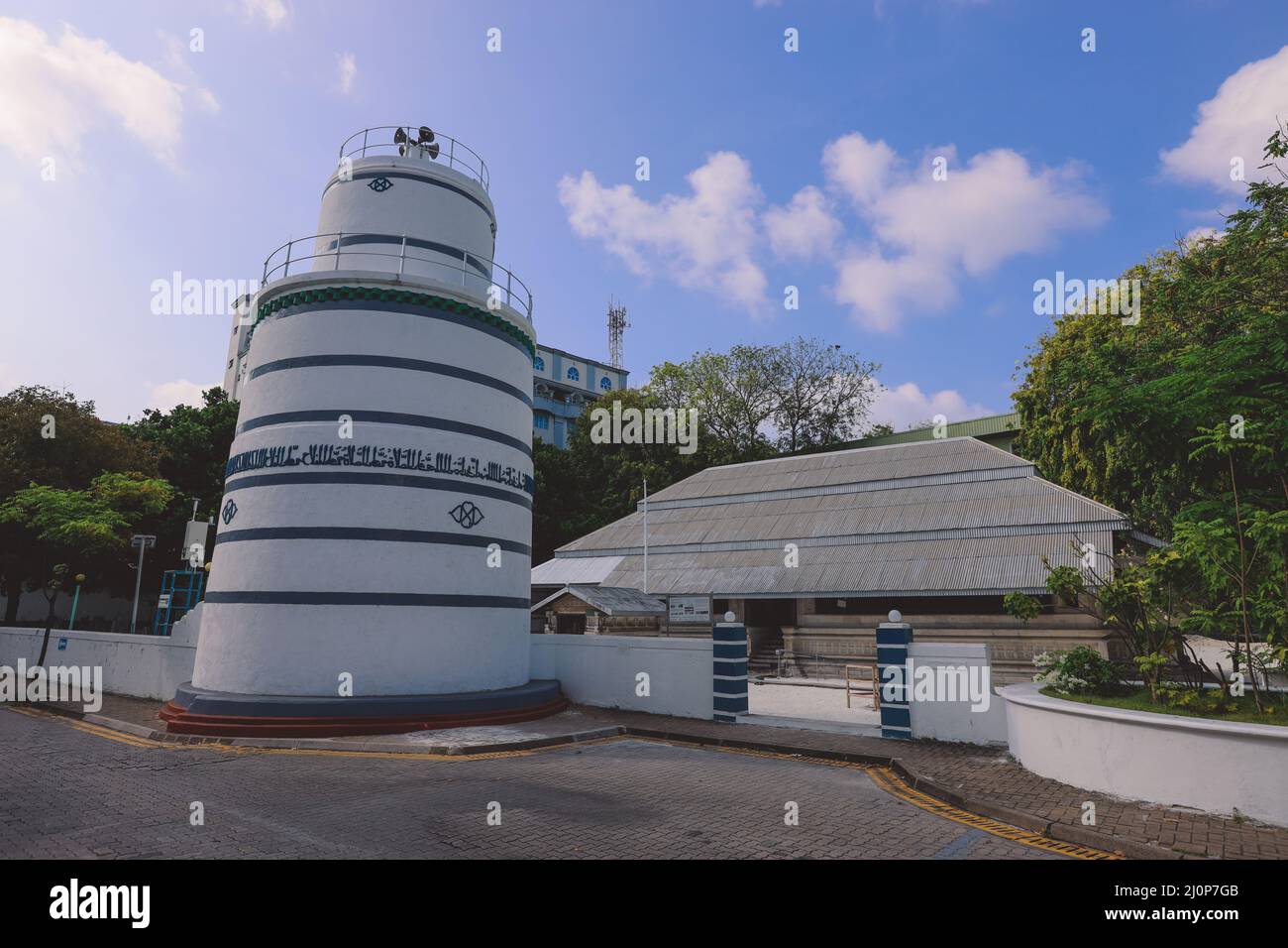 Portes blanches et bâtiment de la Mosquée du Vieux vendredi ou du Malé Hukuru Miskiy dans la ville de Malé, atoll de Kaafu Banque D'Images