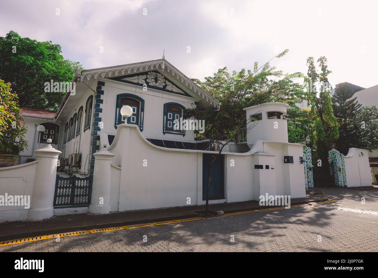 Portes blanches et bâtiment de la Mosquée du Vieux vendredi ou du Malé Hukuru Miskiy dans la ville de Malé, atoll de Kaafu Banque D'Images