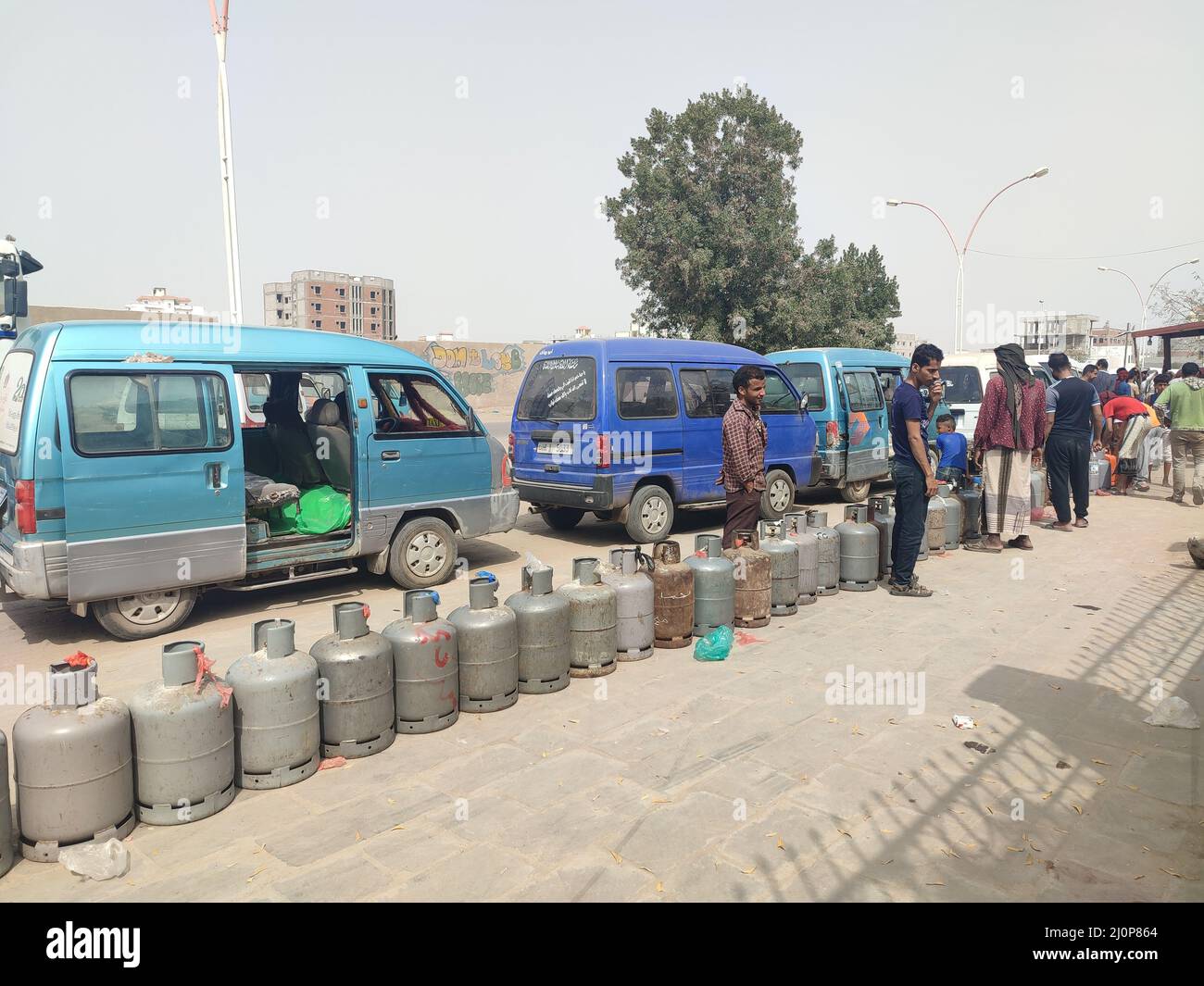 Aden, Yémen. 20th mars 2022. Les gens attendent de remplir leurs bouteilles de gaz de cuisson dans une rue d'Aden, dans le sud du Yémen, le 20 mars 2022. POUR ALLER AVEC "Feature: Grave pénurie de gaz de cuisson frappe le Yémen ravagé par la guerre" Credit: Murad Abdo/Xinhua/Alamy Live News Banque D'Images